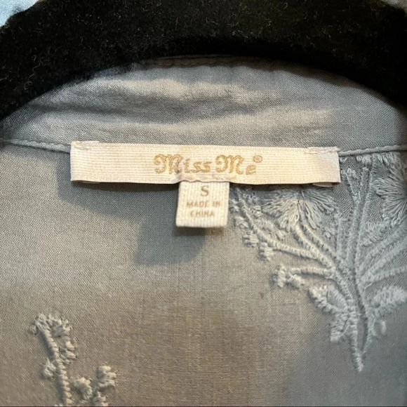 MISS ME Size Small Roll-tab Floral Embroidered BOHO Button Shirt Ruffled Blue - Picture 4 of 10